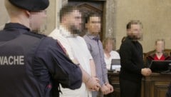 Der Hauptangeklagte im schwarzen Pullover schiebt beim Prozessauftakt die Schuld auf die anderen ...