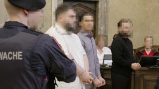 Der Hauptangeklagte im schwarzen Pullover schiebt beim Prozessauftakt die Schuld auf die anderen ...