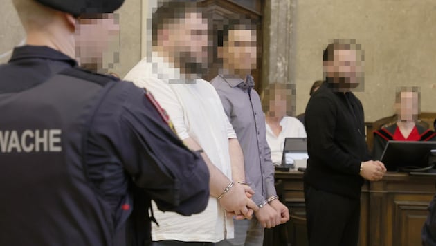 Der Hauptangeklagte im schwarzen Pullover schiebt beim Prozessauftakt die Schuld auf die anderen ...