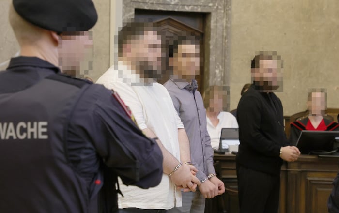 Der Hauptangeklagte im schwarzen Pullover schiebt beim Prozessauftakt die Schuld auf die anderen ...