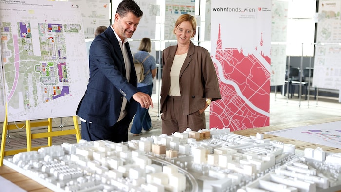 Wohnfonds-Chef Gregor Pruscher inspiziert die Ausstellung mit Wohnbaustadträtin Elke ...