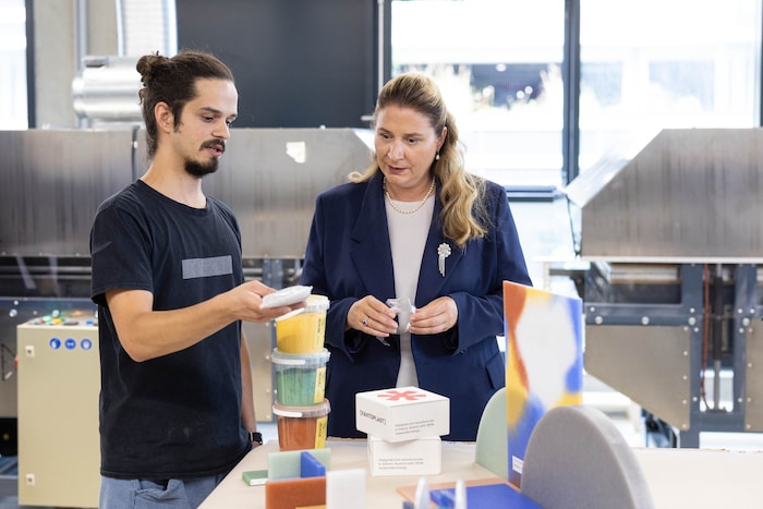 Max Scheidl (Fantoplast Co-Gründer) präsentiert der Vizebürgermeisterin seine Entwicklung.