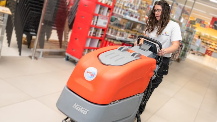 Mit dem Bodenwaschautomaten zischt Anastasia durch den Supermarkt. Über ihre Lehrstelle bei der ...