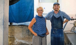 Maria (59) und Felix Wagner (28) sind Blaudrucker in Bad Leonfelden.