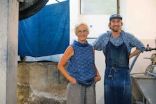 Maria (59) und Felix Wagner (28) sind Blaudrucker in Bad Leonfelden.