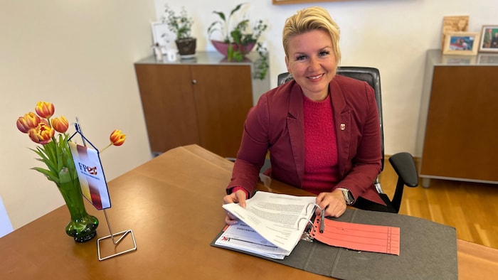 FP-Stadträtin Sandra Wassermann hat wegen dem Hallenbad auf den Tisch.