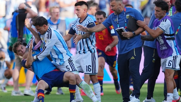 Argentiniens Leandro Paredes ging nach Abpfiff auf Spanien-Spieler los.