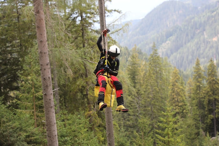 Mittels Taubergung konnte der Arbeiter schließlich in einen Rettungshubschrauber aufgenommen und ...