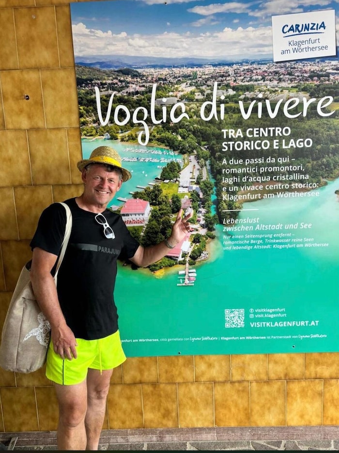 Auch in Lignano hängt Loretto. Scheider mit Badehose.