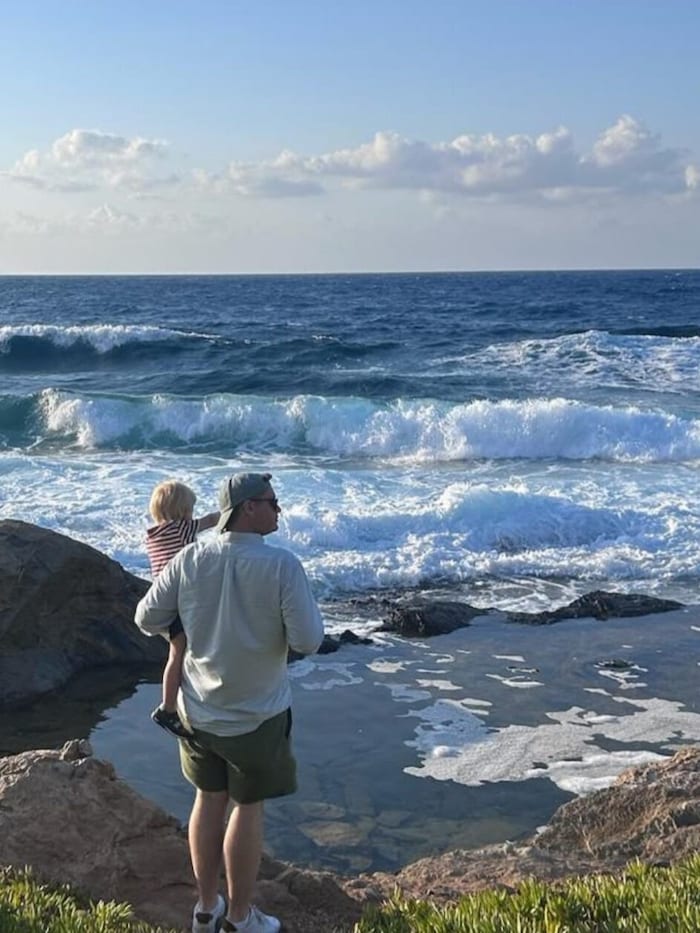 Julian Geier urlaubt mit Sohn Theodor auf Kreta.