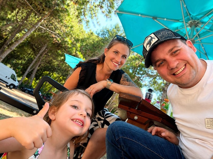 Patrick Jonke baut mit Tochter Linea und seiner Martina Sandburgen.