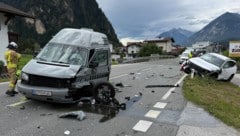 Beide Fahrzeuge wurden bei dem Zusammenstoß schwer beschädigt. 