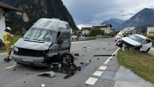 Beide Fahrzeuge wurden bei dem Zusammenstoß schwer beschädigt. 