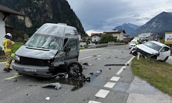 Beide Fahrzeuge wurden bei dem Zusammenstoß schwer beschädigt. 