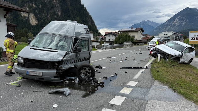 Beide Fahrzeuge wurden bei dem Zusammenstoß schwer beschädigt.