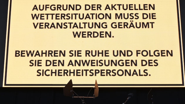 Die Besucher wurden auf der Videowall von der Unterbrechung informiert.