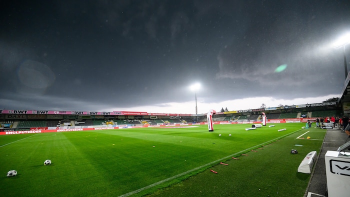 Gewitter in Ried vor dem Spielbeginn.