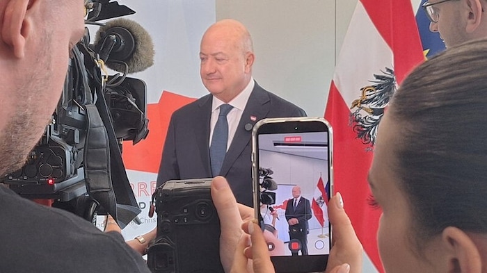 Vor der Fragestunde im Saal stellte sich Stocker bereitwillig für Film-, Foto- und ...