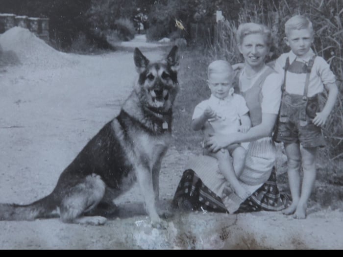 Ein Bild aus längst vergangenen Tagen: Gerda mit ihren beiden Söhnen und dem Familienhund