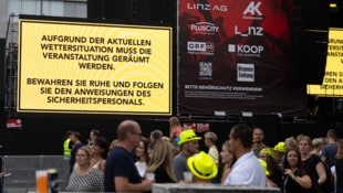 Die Besucher wurden auf der Videowall von der Unterbrechung informiert.