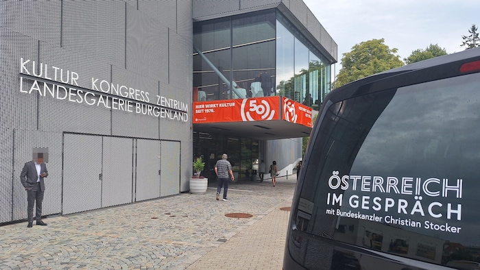 Der Tour-Bus vor dem Kultur Kongress Zentrum in Eisenstadt.