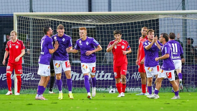 Christian Gebauer (4. v. li.) erzielte den Ausgleich für die Austria.