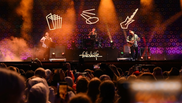 Folkshile kicked things off again after the weather-induced break.