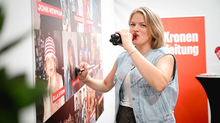„Vor jedem Auftritt gibt’s Cola – das pusht“, verriet Caro Fux, die sich auf der „Krone“-Wand ...