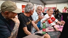 WIR4plusEINS waren im Talk noch gut gelaunt, ehe das Wetter einen Auftritt von Wolfgang Ambros ...