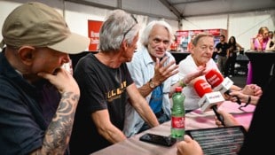 WIR4plusEINS waren im Talk noch gut gelaunt, ehe das Wetter einen Auftritt von Wolfgang Ambros ...