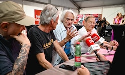 WIR4plusEINS waren im Talk noch gut gelaunt, ehe das Wetter einen Auftritt von Wolfgang Ambros ...