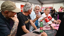 WIR4plusEINS waren im Talk noch gut gelaunt, ehe das Wetter einen Auftritt von Wolfgang Ambros ...