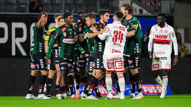 Pape Sissoko jubelte direkt vor dem GAK-Fanblock. Das gefiel Peter Michorl gar nicht.