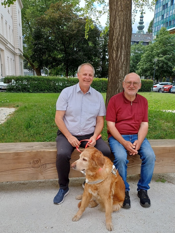 BSVK-Präsident Heinz E. Pfeifer mit Assistenzhündin Lynett und Geschichtsvereins-Direktor ...