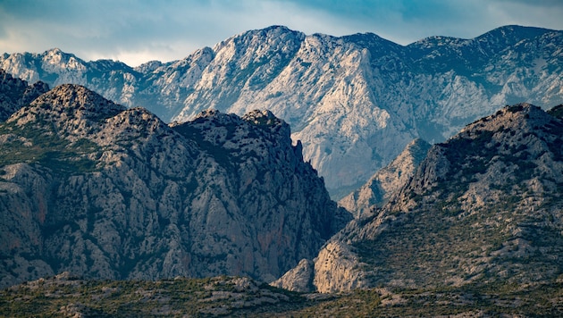 Das Velebit-Gebirge gilt unter Piloten wegen der steil aufragenden Felswände direkt an der ...