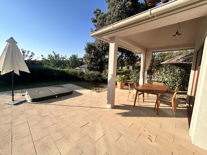 Unsere Villa bot Platz für bis zu fünf Personen – Whirlpool inklusive.