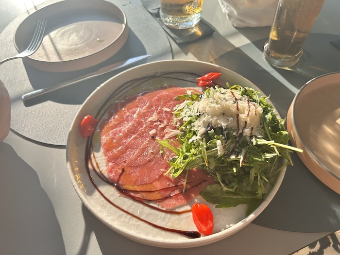 Es gibt mehrere Restaurants in der Anlage und alle hatten eine große und hochwertige Auswahl an ...