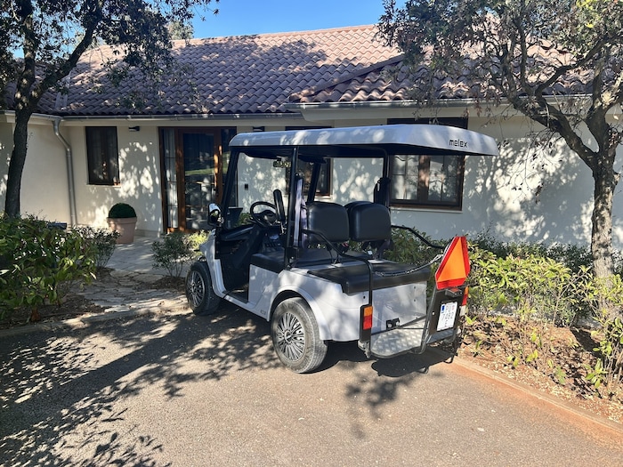Mit dem kleinen Flitzer ging es für uns quer durch das riesige Resort.