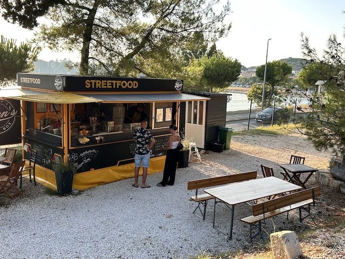 Ein Streetfood-Stand direkt in der Anlage.