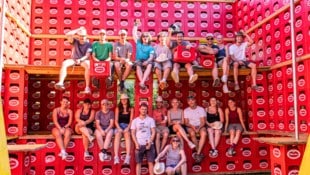 Das berühmte Bierkistenhaus am St. Leonharder Kirchtag steht wieder.