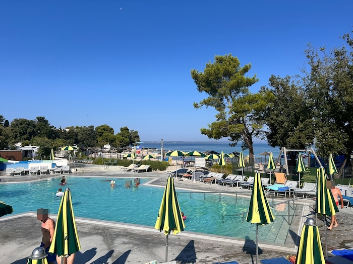 Vom Campingbereich sind Pool und Meer schnell erreicht.