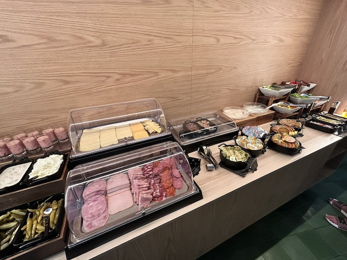 Das Frühstücksbuffet war in der Zimmerkategorie inkludiert und bot alles, was das große und ...