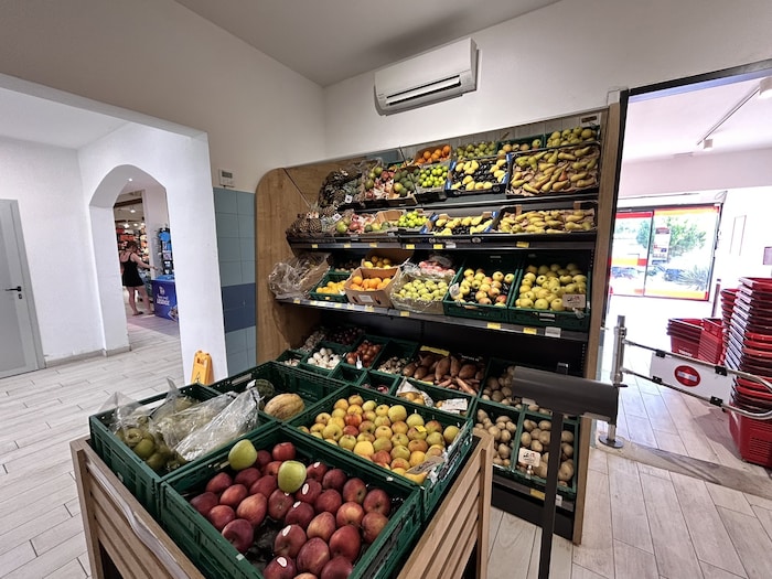 Der Tommy-Supermarkt im Resort ist überraschend groß und bestens für Selbstversorger ...