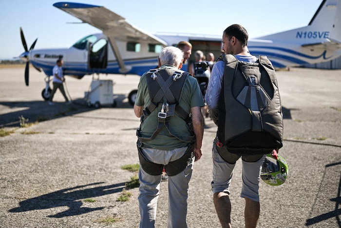 Am Weg zum Flugzeug hatte der 93-Jährige ein Kribbeln im Bauch.