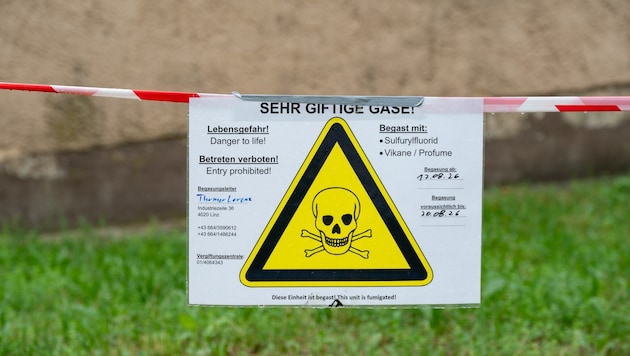 Vier Tage lang warnten Plakate mit Totenköpfen vor einem Zutritt in das Gotteshaus.