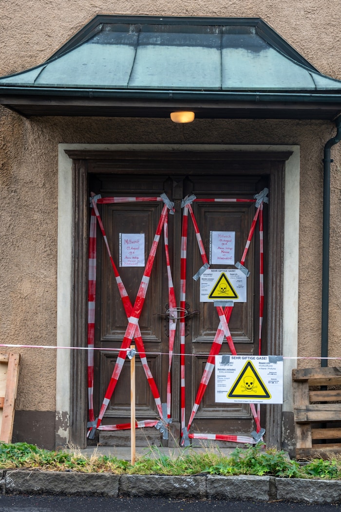 Absperrbänder und Warnschilder an der Kirchenpforte.