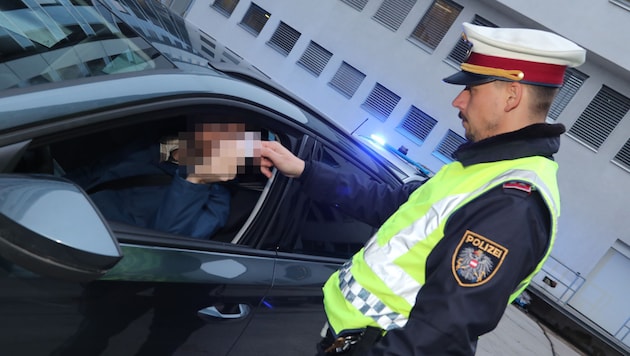 Von den sechs Insassen waren zwei amtsbekannt, eine wurde festgenommen (Symbolbild)