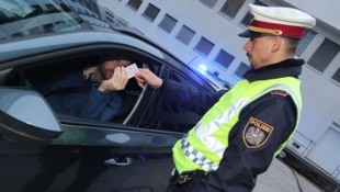 Uta Rojsek-Wiedergut Die Polizei darf auch ohne Grund jederzeit Autofahrer stoppen und ihre Papiere überprüfen. Wer ...