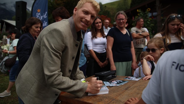 Neben dem Zurschaustellen bäuerlicher Traditionen stand auch eine Autogrammstunde mit ...
