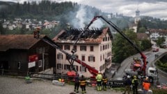 Das Brandobjekt in der Schweizer Gemeinde Thusis, die rund 20 Kilometer Luftlinie von der Grenze ...